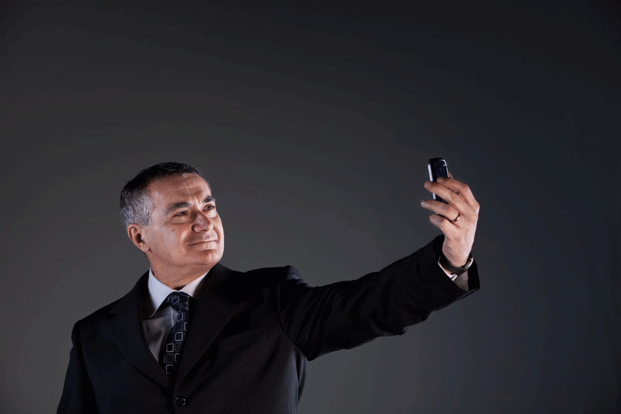 manager fotografiert ein selfie